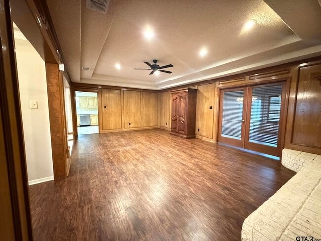 Photo - 2304 Deanna Ave