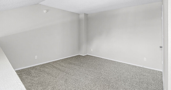 Photo - The Oaks of Woodland Park Apartments