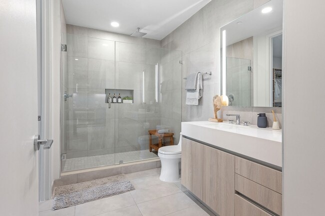 Spa bathrooms with glass showers - AMLI Wynwood