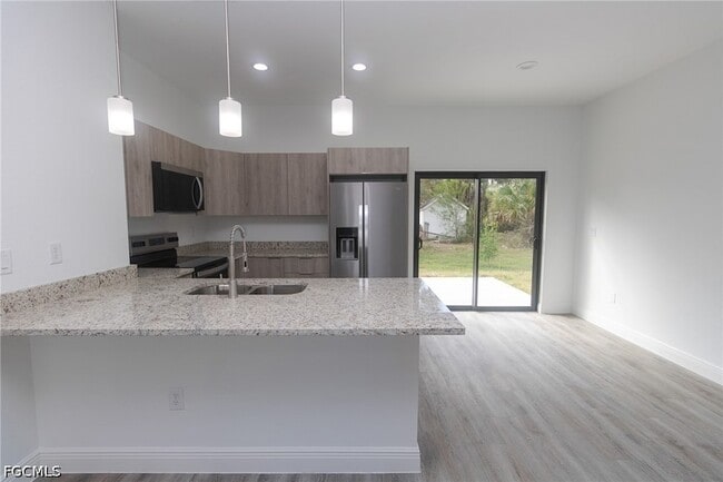Photo - 1119 Deauville St E