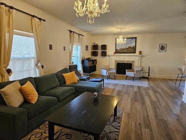 Photo - 710 N Avenue C