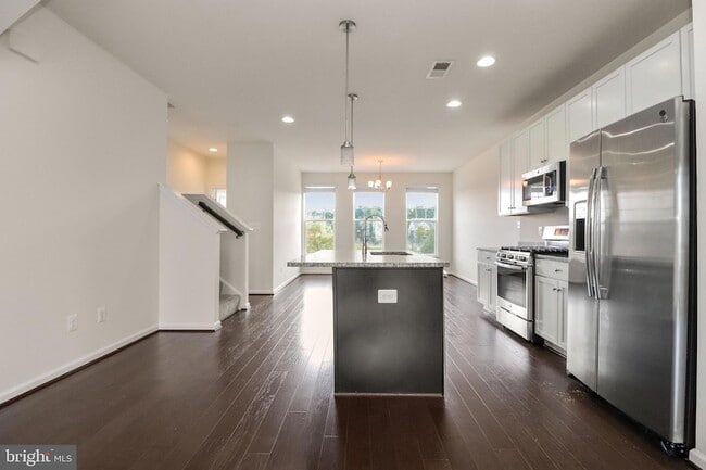 Photo - 439 Foxglove Way