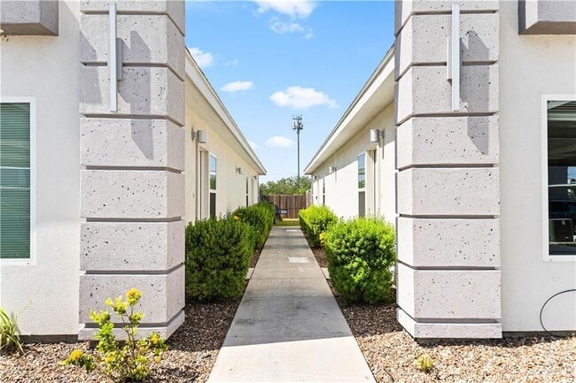 Photo - 2914 W Driftwood St Unit 3