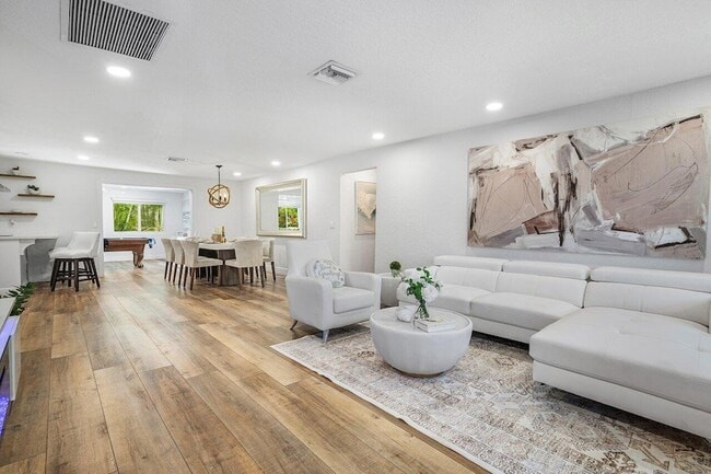Photo - 671 Lindell Blvd