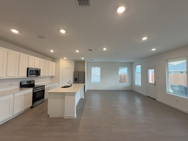 Photo - 537 Ml Trce Wy