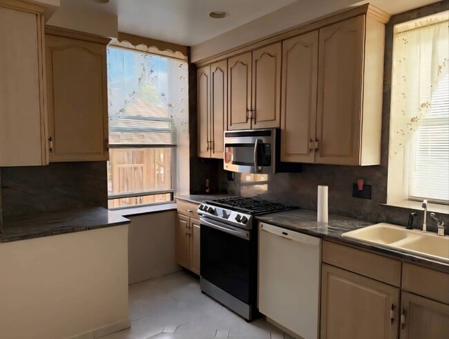 Building Photo - 234 Vredenburgh Ave