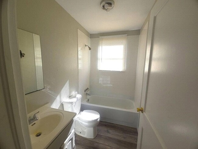 Photo - 405 24th St SE