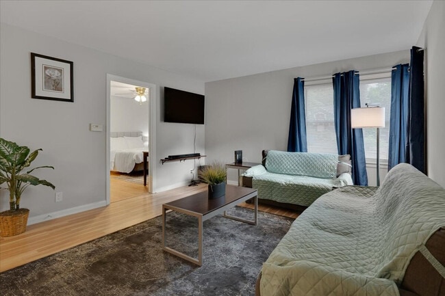 Building Photo - 803 W Markham Ave Unit ID1388429P