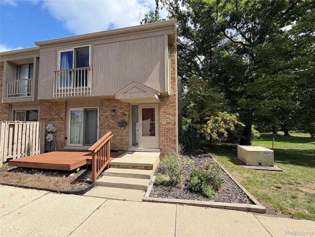 Building Photo - 629 Oakbrook W Unit 18