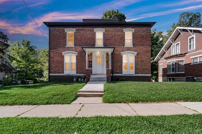Building Photo - 204 Brown St Unit 2