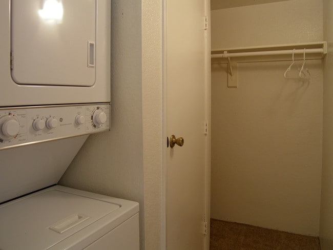 Studio Laundry - Butterfield Apartments