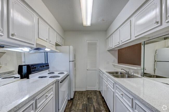 2BR, 1 1/2BA - 992SF - Kitchen - Pont Alba