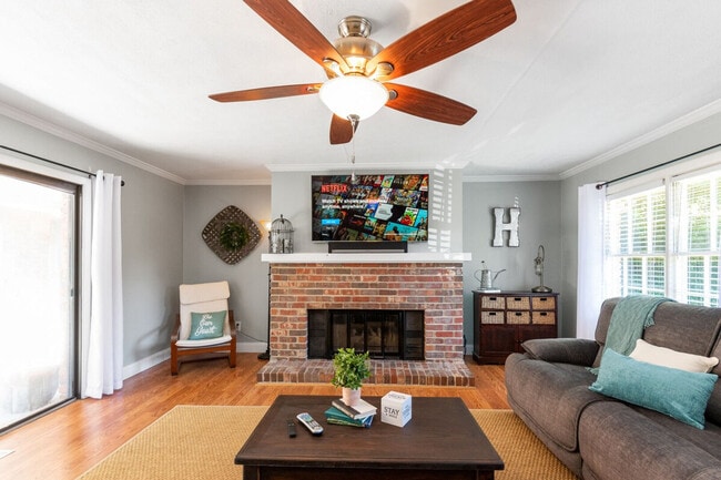 Building Photo - 3926 Pineview Dr SE Unit ID1234817P