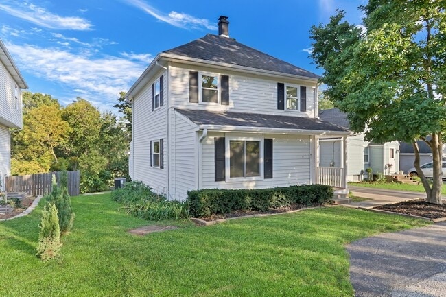 Building Photo - 27065 N Ridge St