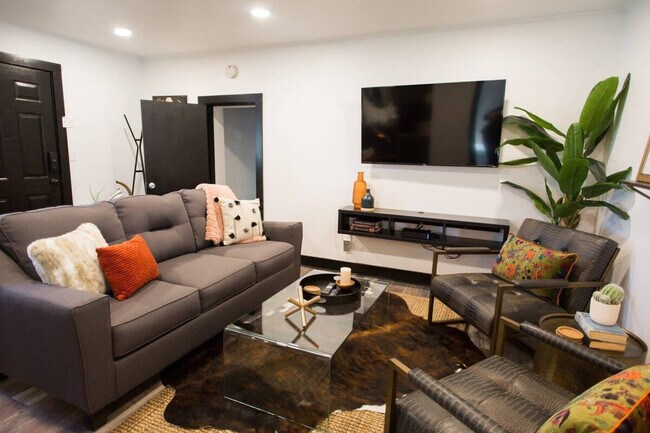 Building Photo - 1427 Sumner Ave Unit ID1302199P