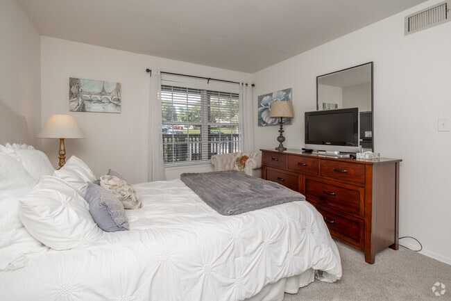 1BR, 1BA - 600SF - Bedroom - Lincoln Woods