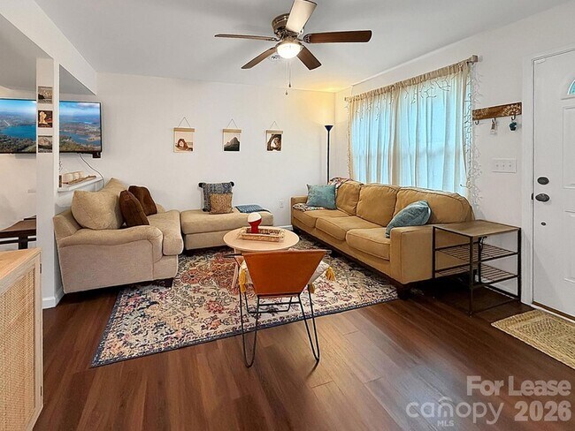 Photo - 902 Creekside Dr
