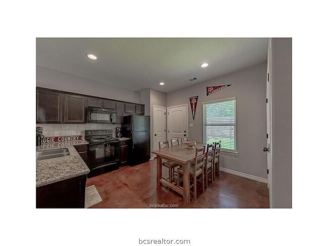 Photo - 129 Watson St