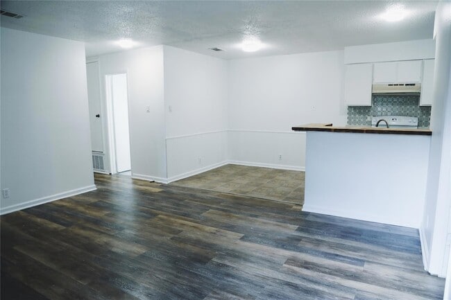 Photo - 9906 Hundred Oaks Cir Unit B