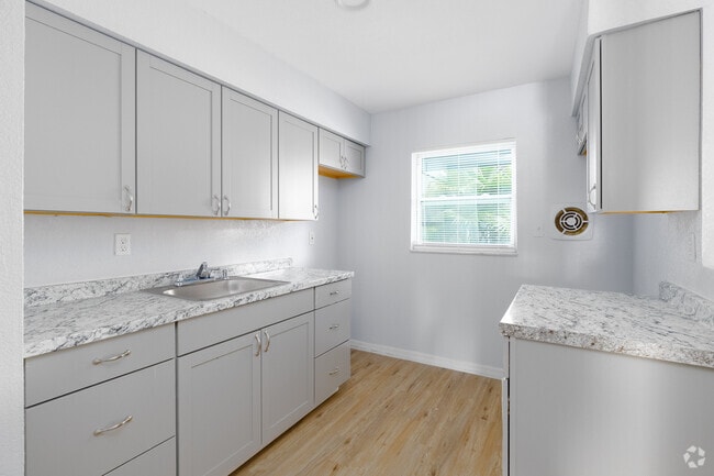 1BR, 1BA - 800SF - Kitchen - Eastbrook Apartments