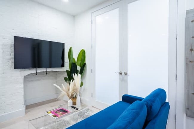 Building Photo - 402 E 11th St Unit ID1057571P