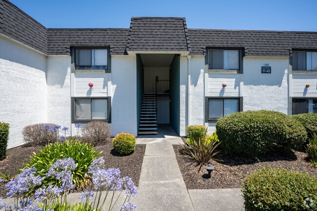 Entrance North - The Lenox