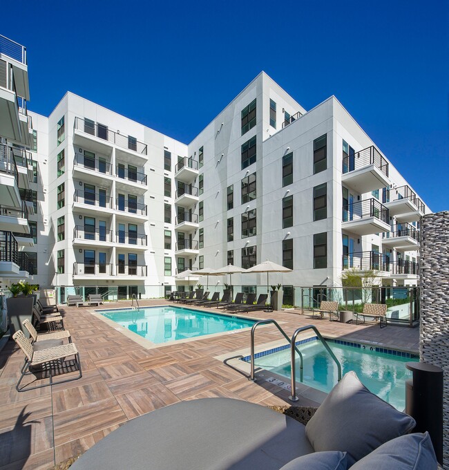 Building Photo - Archer Hollywood