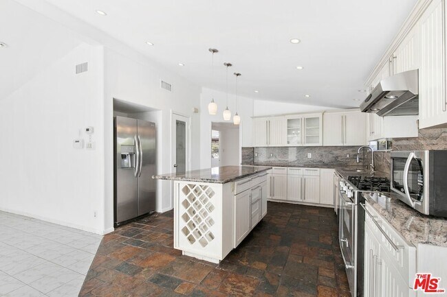 Photo - 20500 Archwood St