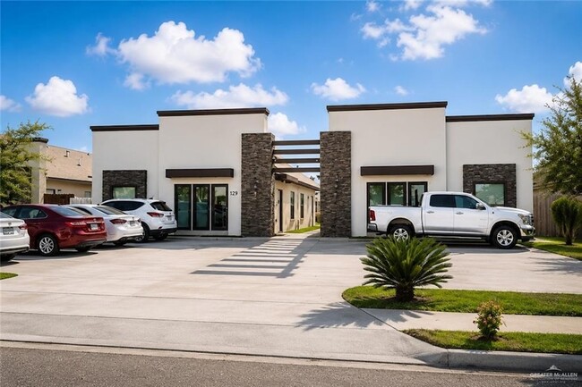 Building Photo - 1219 White Oak Dr Unit Apt 4