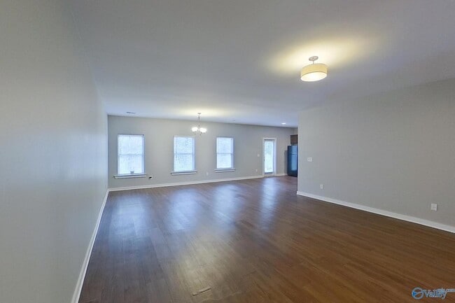 Photo - 433 White Oak Cir