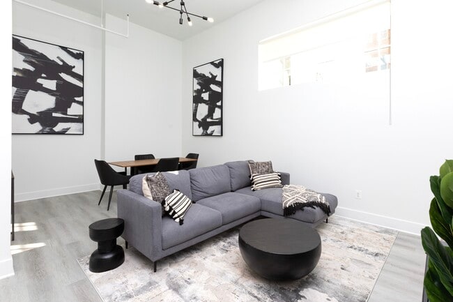 Building Photo - Cathedral St 300