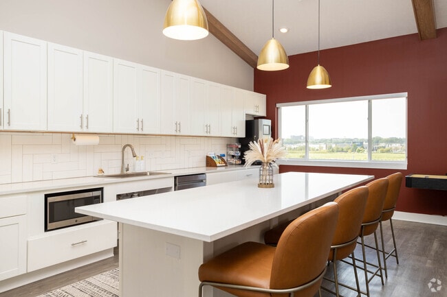 Clubhouse - Vestara 72