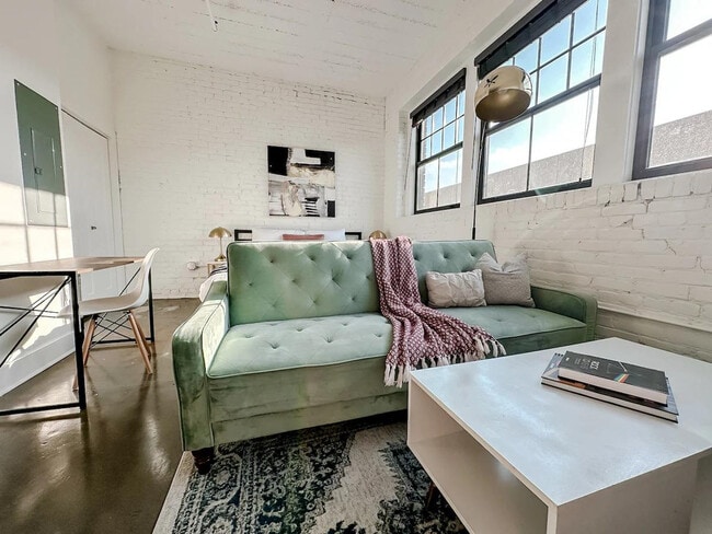 Building Photo - 701 E 2nd St N Unit ID1075282P