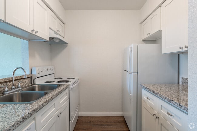 Kitchen - Castlewood Apartments