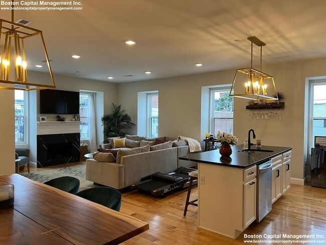 Building Photo - 14 Williams St Unit 4