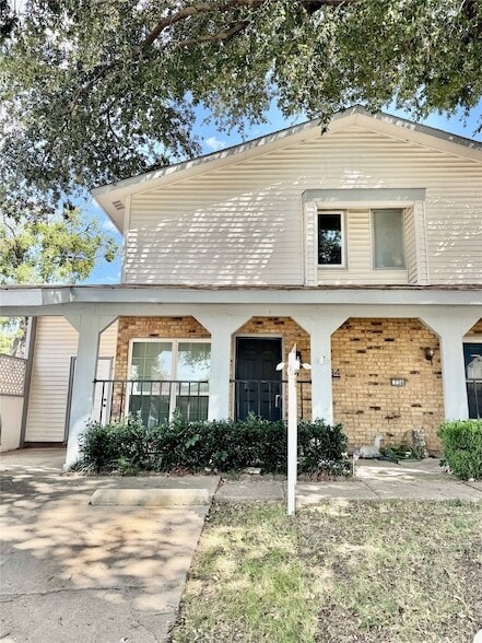 Building Photo - 734 Ticonderoga Dr