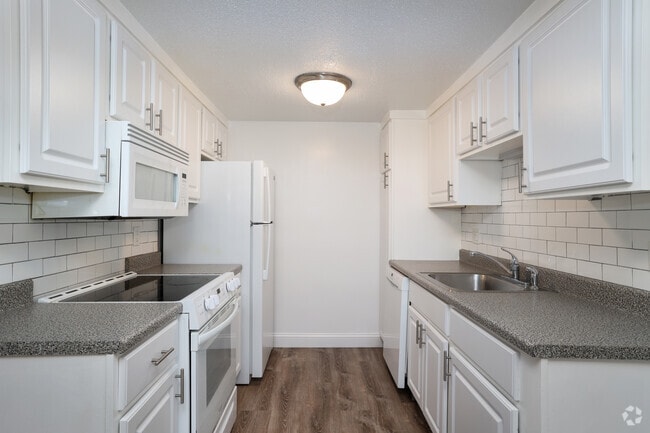 2BR, 1.5BA - 1,000SF - Kitchen - Folly Hill Meadows