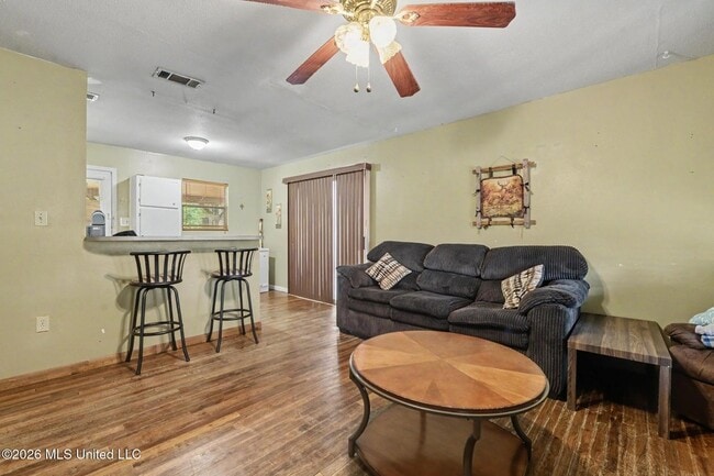 Photo - 569 Mable St