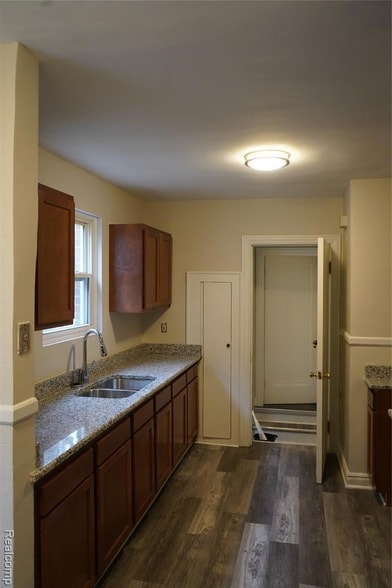 Photo - 7010 Thatcher St