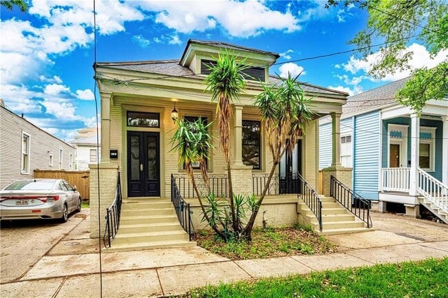 Building Photo - 3937 Banks St Unit rear