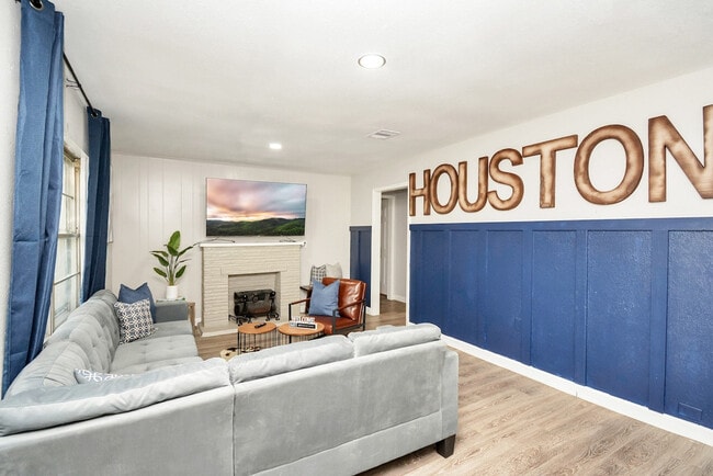 Building Photo - 4710 Paradise Ln Unit ID1056429P