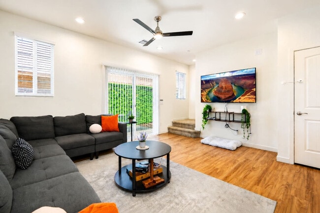 Building Photo - 814 E Roma Ave Unit SI ID1581373P
