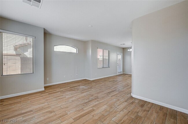 Photo - 684 Sumatra Pl