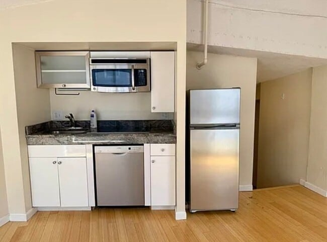 Building Photo - 12 Stoneholm St Unit 422