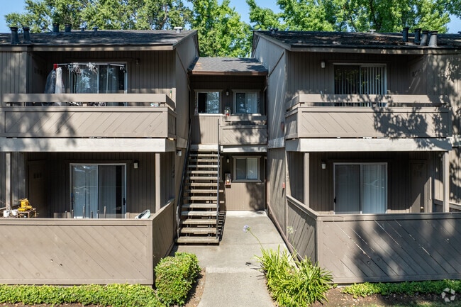 Entrance - Shasta Terrace