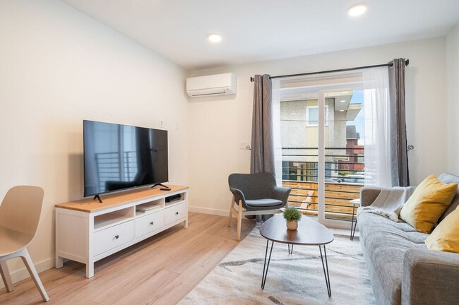 Photo - 4322 Winslow Pl N Unit SI ID1035998P