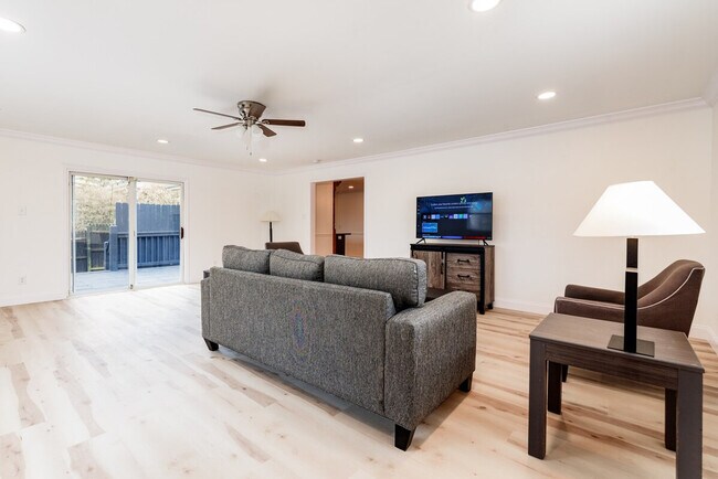 Photo - 35 Alpha Dr Unit SI ID1472885P