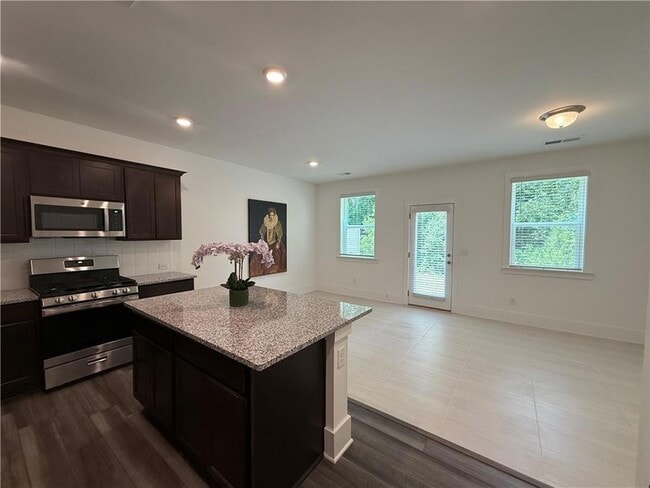 Photo - 1682 Hannah Ter NW