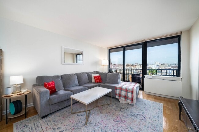 Photo - 700 Grove St