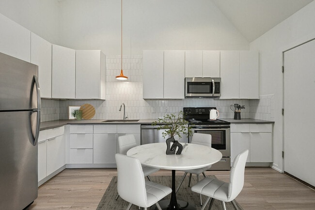 Spacious Kitchen! - The Benjamin